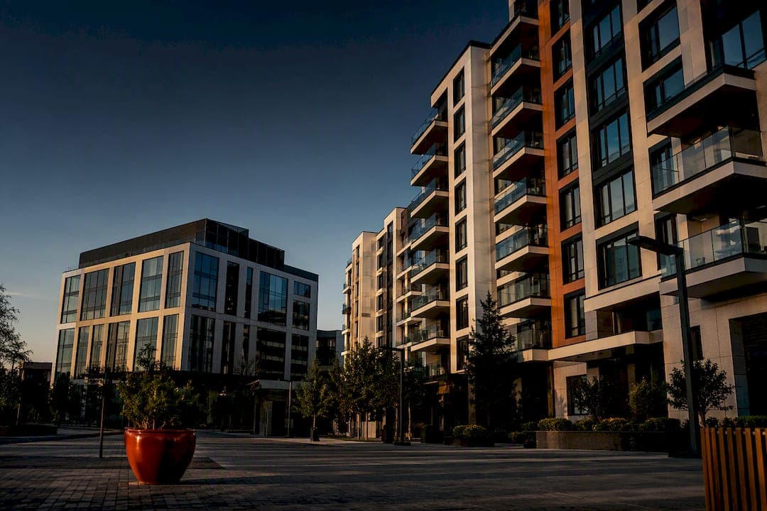 REIT investavimas: ar tai tinkama alternatyva be buto pirkimo?